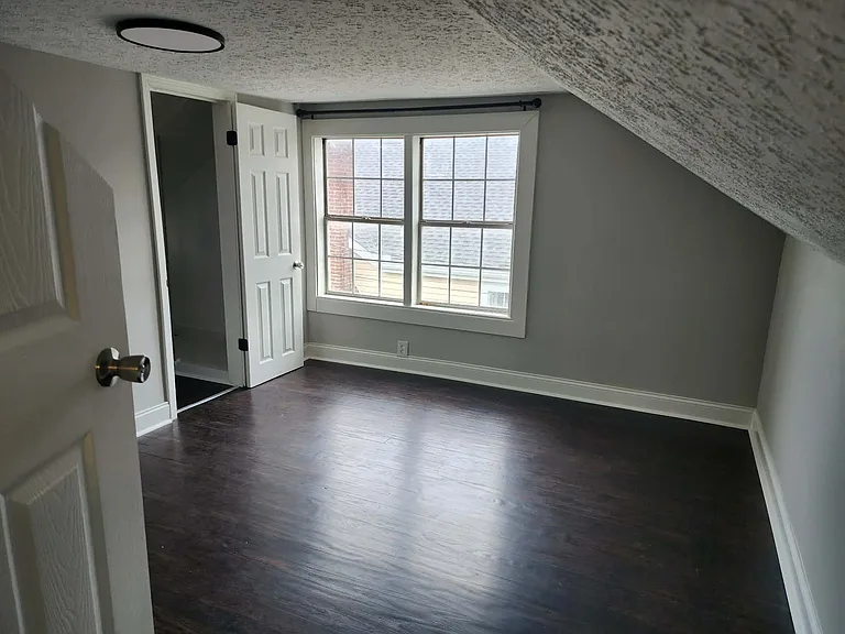 104 Lowe St — Photo 23