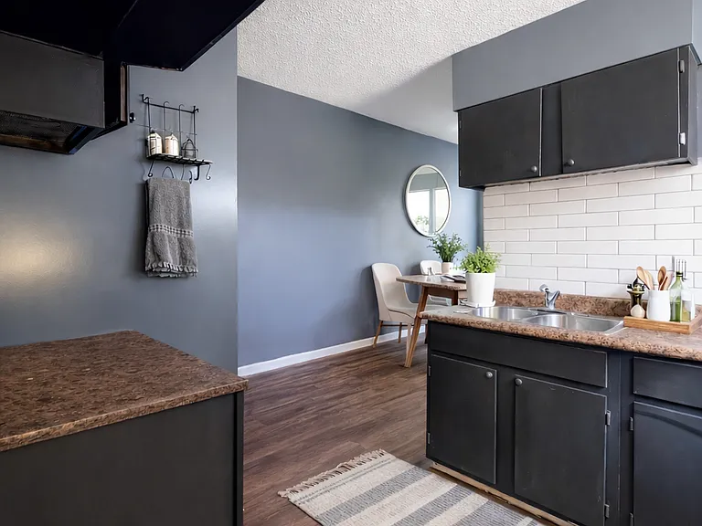 1320 Bruce St — Photo 3