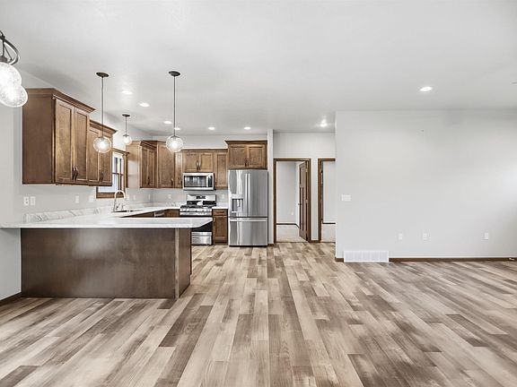 5th image of 302 S Carlson St