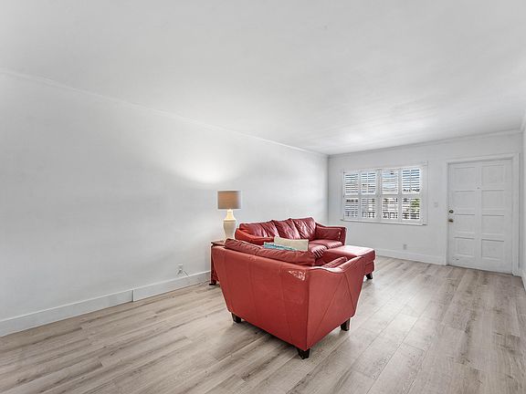 4th image of 4111 NE 21st Way #204