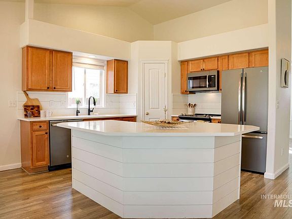 5th image of 907 S Sockeye Way