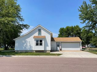 305 E Pear St, Parkston, SD 57366