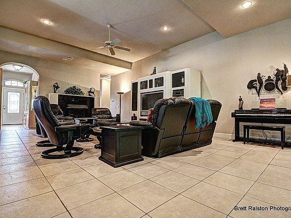 3rd image of 15 Marionet Ln