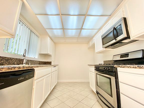 3rd image of 13136 Moorpark St #9A