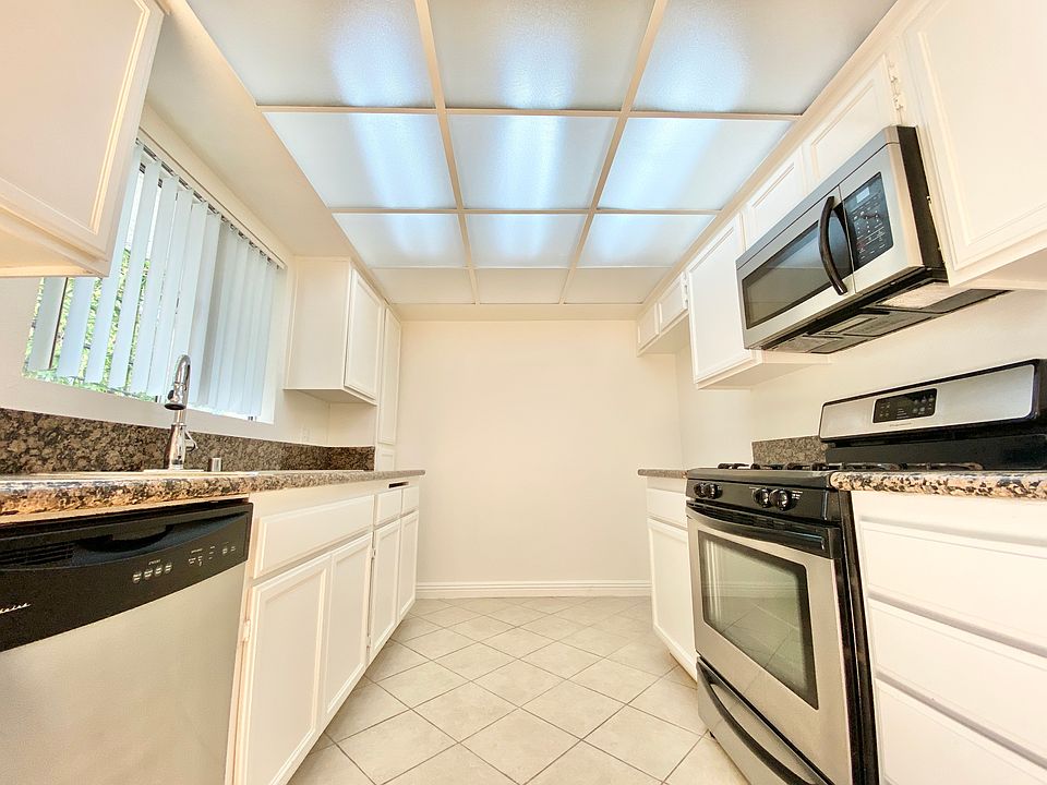 1st image of 13138 Moorpark St APT 9