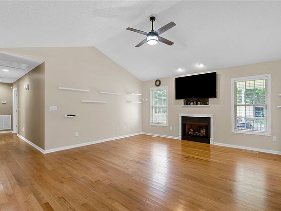 5th image of 524 Pecan Grove Rd