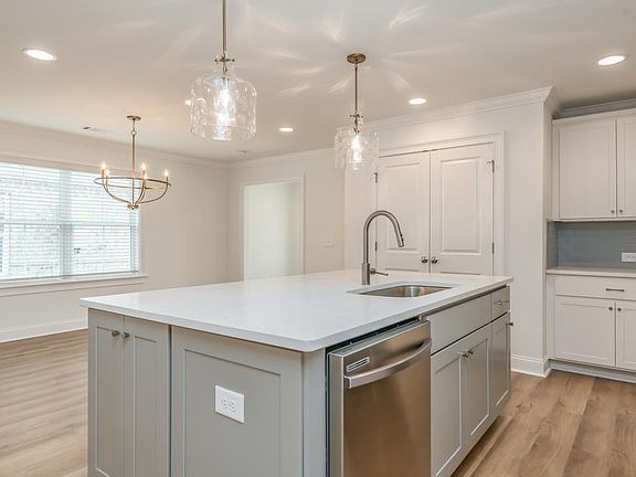 5th image of 624 Riverdale Dr