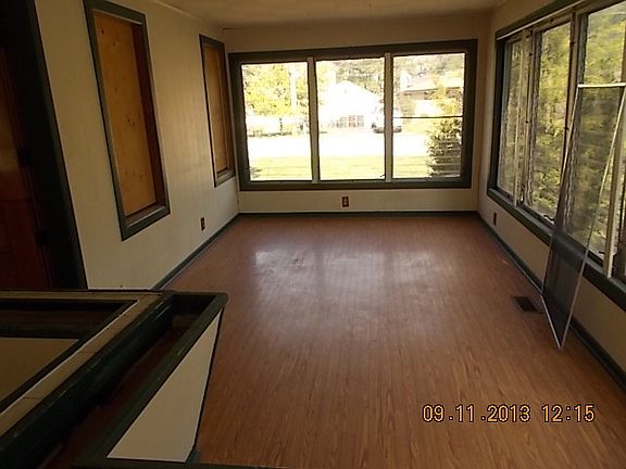 5th image of 15700 Laramie Ave