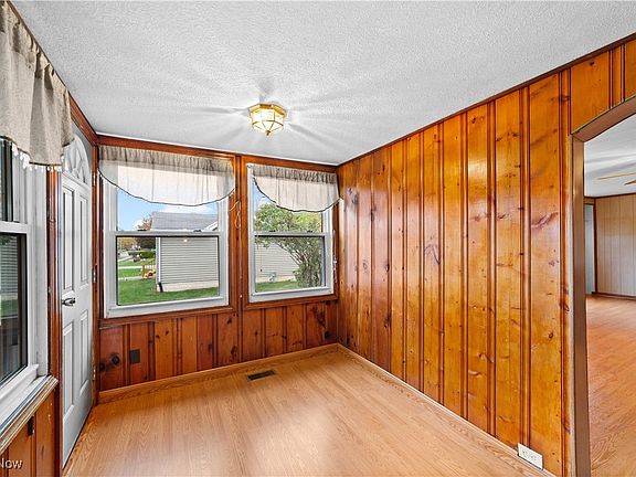 3rd image of 647 Idlewood Ave