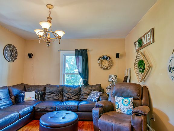 4th image of 413 W Poplar St #0