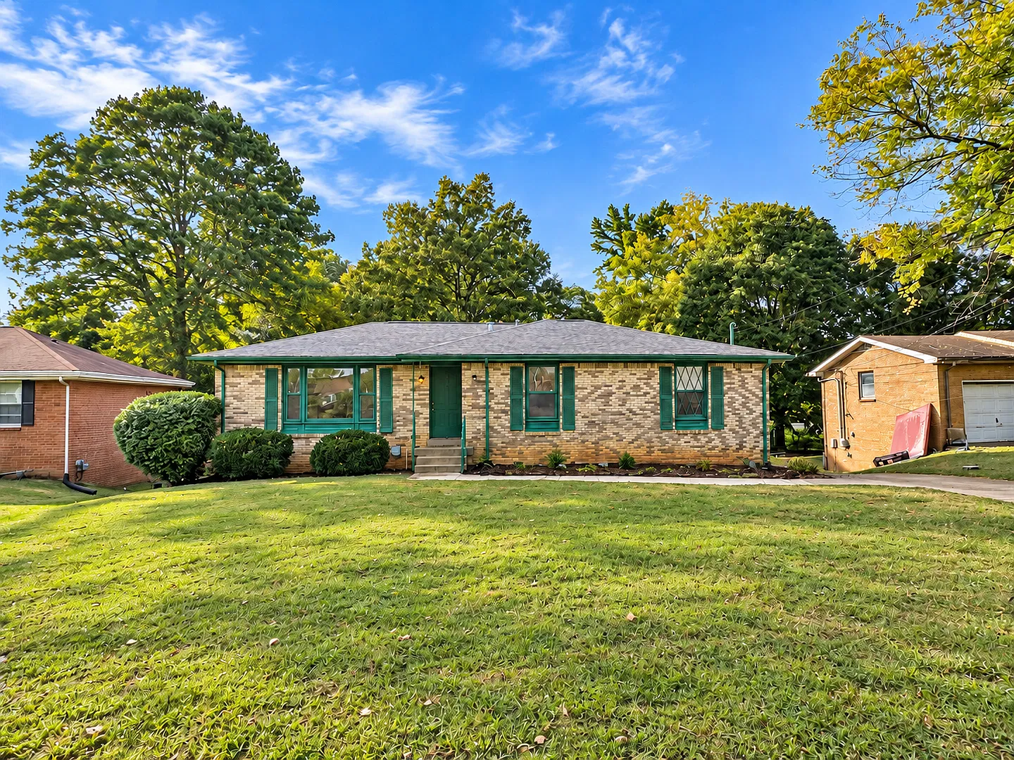 Charming walkout basement ranch home with 3 BR / 2 BA. — Photo 2
