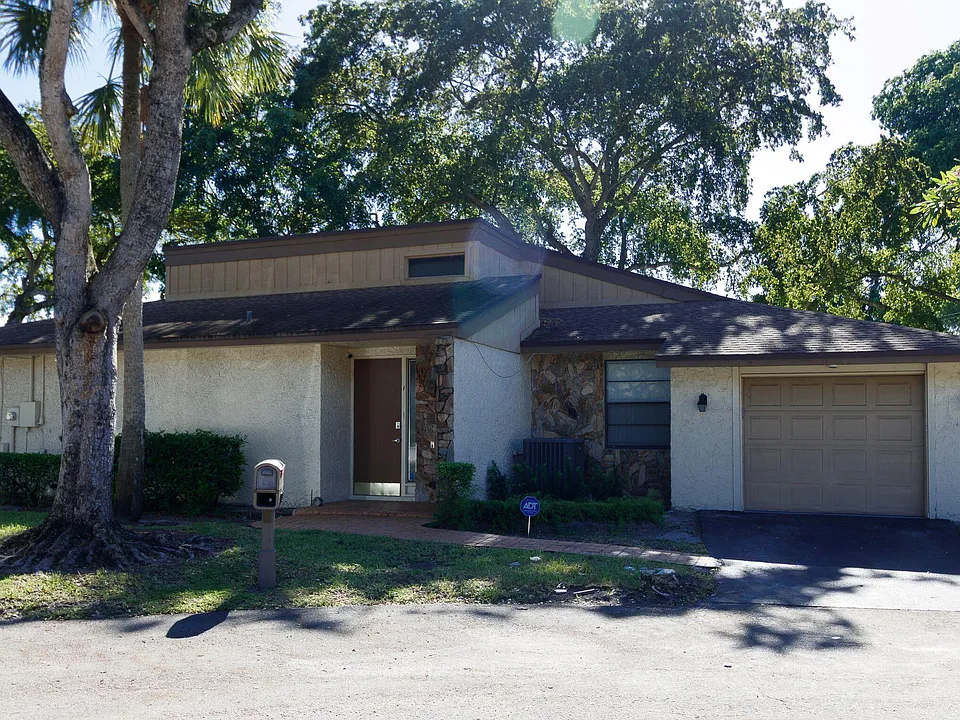 8197 Royal Palm Ct #5
