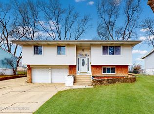 506 Plymouth Ln, Schaumburg, IL 60193