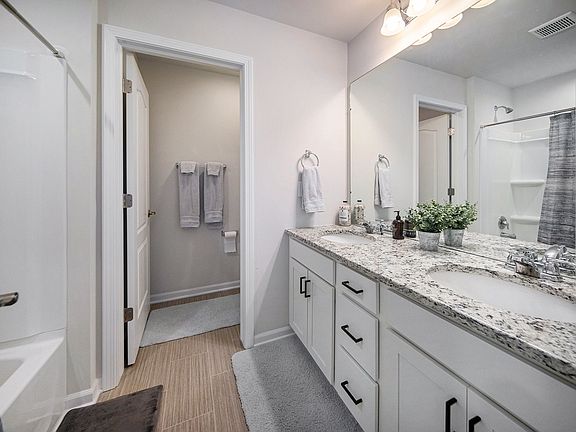 2nd image of 882 Groveland Cir