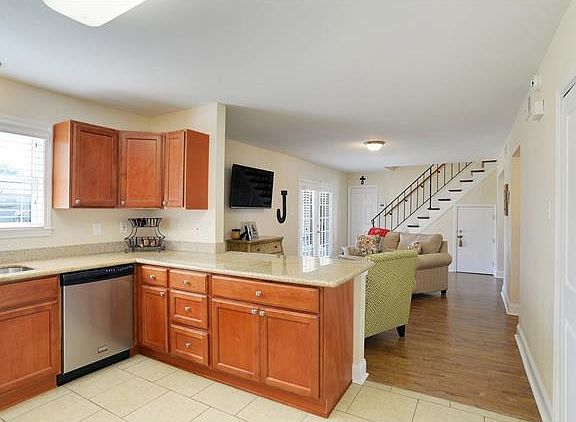 5th image of 416 Kenilworth Dr