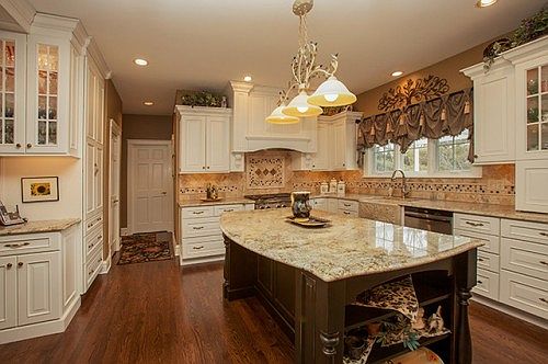 2nd image of 1015 Knollwood Ln