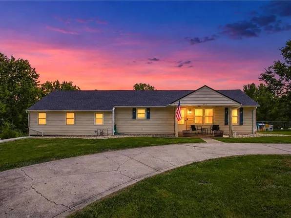 8915 N Lathrop Dr, Kansas City, MO 64155