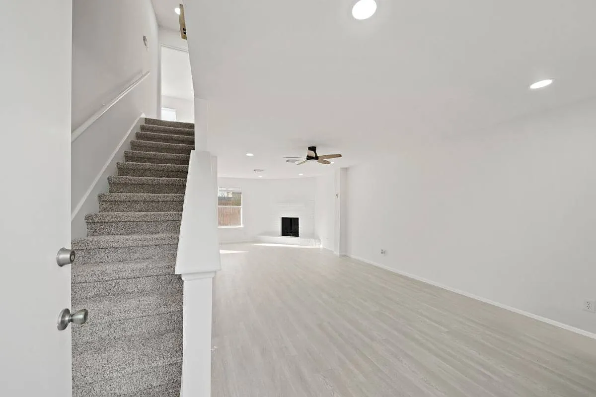 Building Photo - 7949 Ellinger Ln