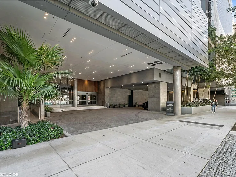 88 SW 7th St #1804 — Photo 3