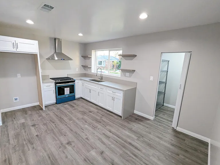 1835 W Colegrove Ave — Photo 14