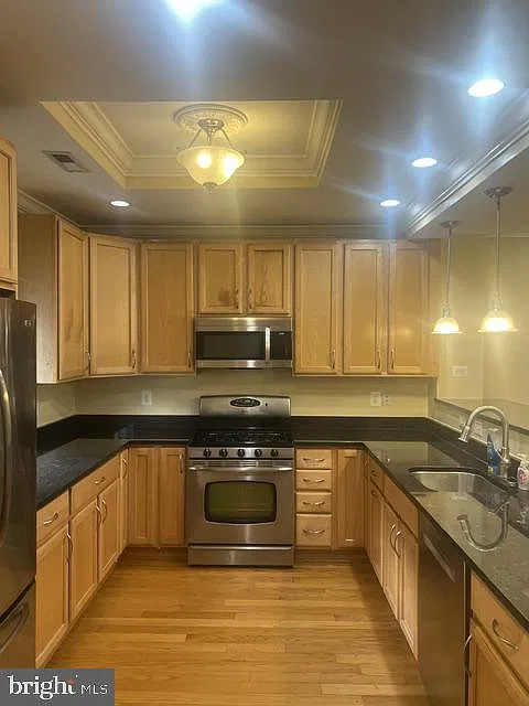 4 bed, 3.5 bath, 1590 sqft, $5,200 — Photo 3