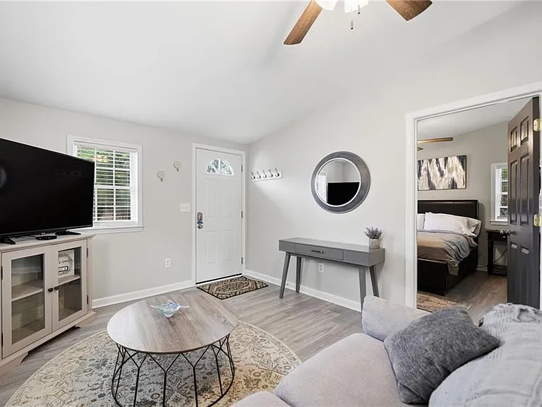 1817 Hardman Ln — Photo 6