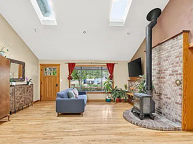 4th image of 740 Park St