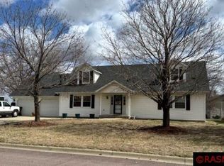 825 Spruce Pl, Saint Peter, MN 56082