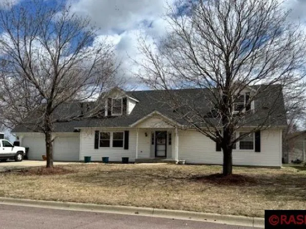 825 Spruce Pl, Saint Peter, MN 56082