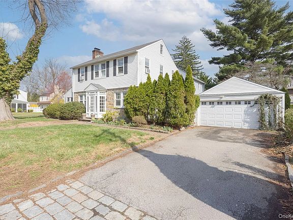 Side view of house. Large back yard great curb appeal Nice friendly neighborhood. Walk to Edgewood elementary Large two car garage