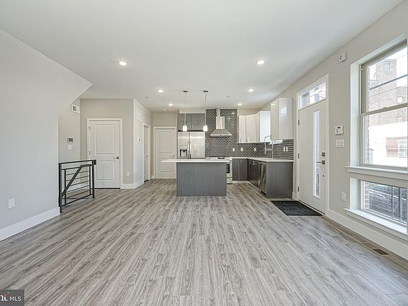 4th image of 300 W Jefferson St #A