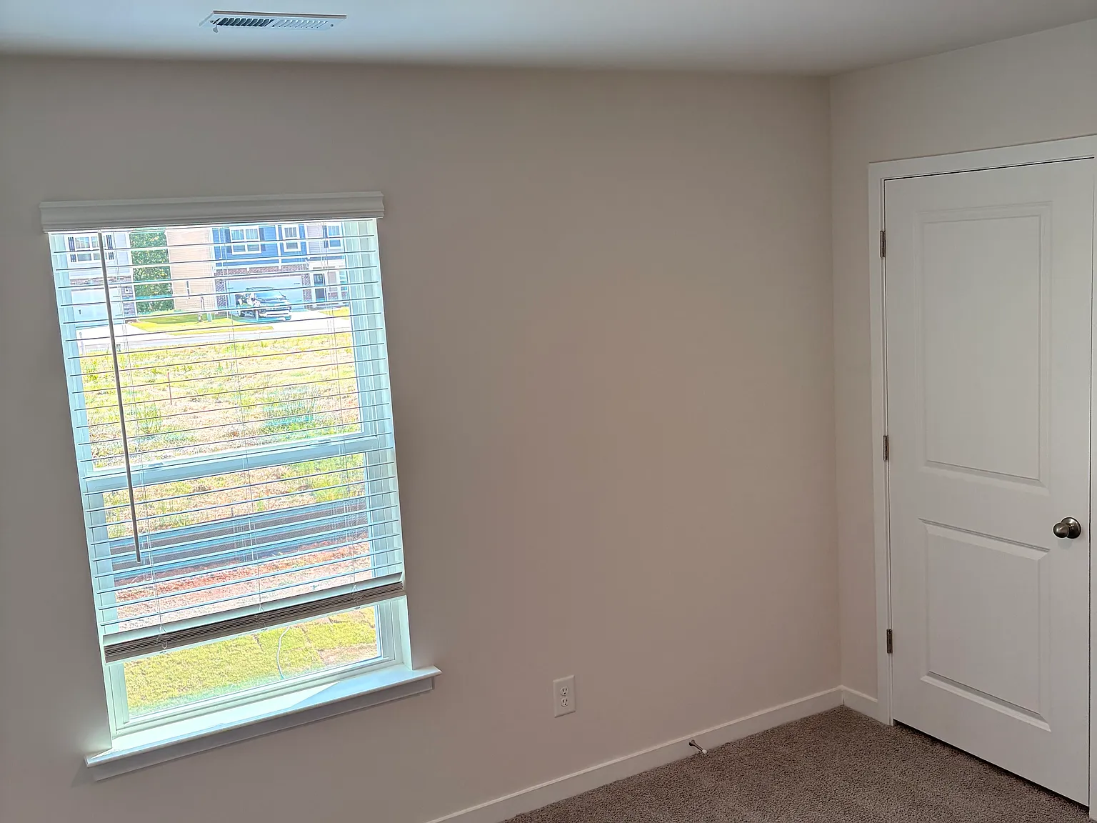 5 bed, 3.5 bath, 2368 sqft, $2,690 — Photo 4