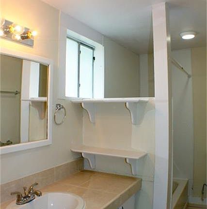3rd image of 218 E Fayle Ave