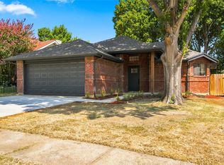 819 Lovingham Dr, Arlington, TX 76017