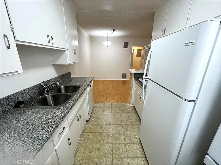 1933 Pelham Ave #3 — Photo 11