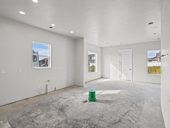 5th image of 2323 25th Ave W