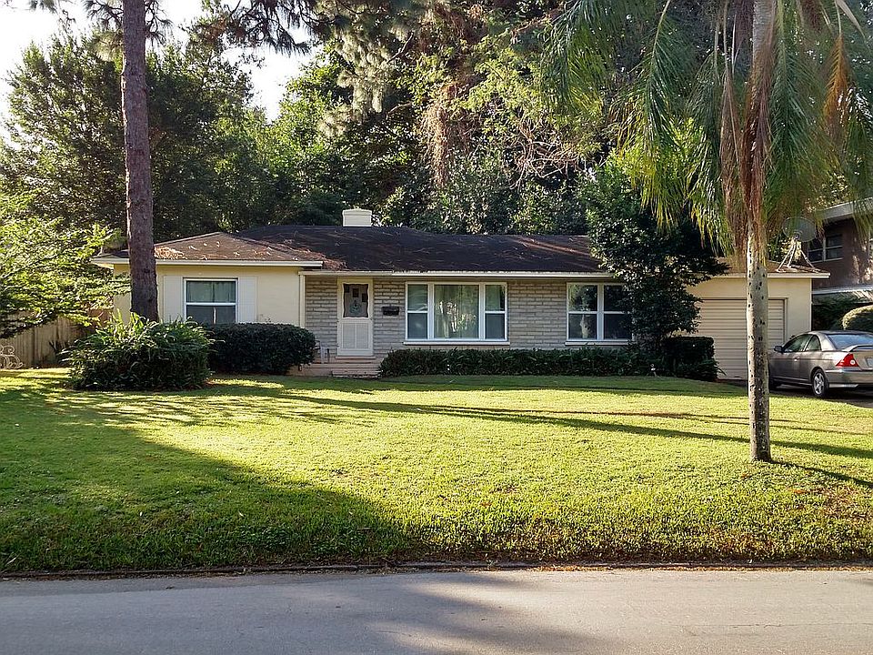 Large lot, fenced backyard