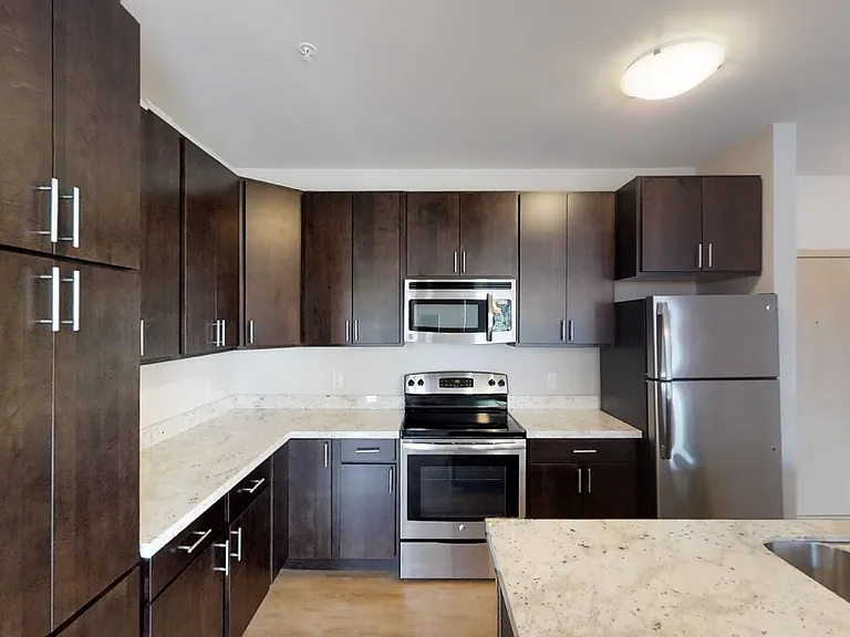 902 Drake St — Photo 67