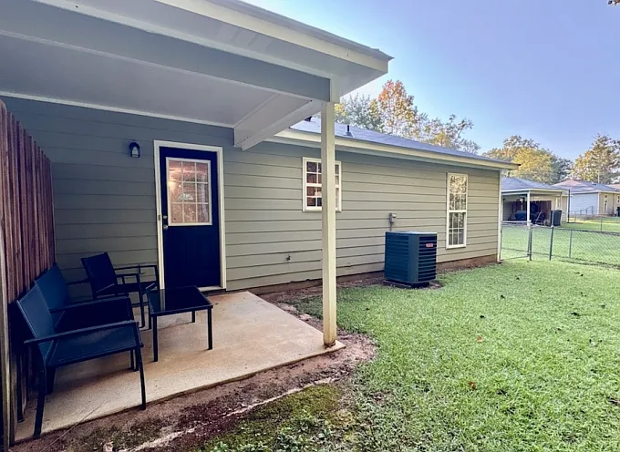 Available Septmber 1, 2026! 2 Bedroom, 1 Bath Duplex $850 Monthly/$850 Deposit — Photo 4