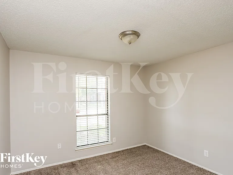 4368 Saugus Dr — Photo 11