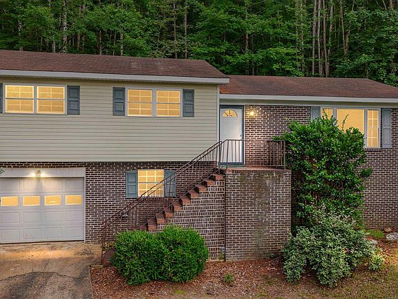 3rd image of 215 Oak Ridge Dr