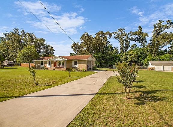 3rd image of 4048 Woodcrest Dr