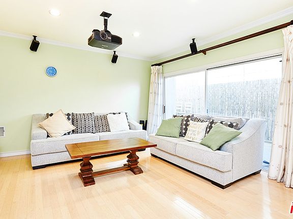 2nd image of 937 18th St APT 3