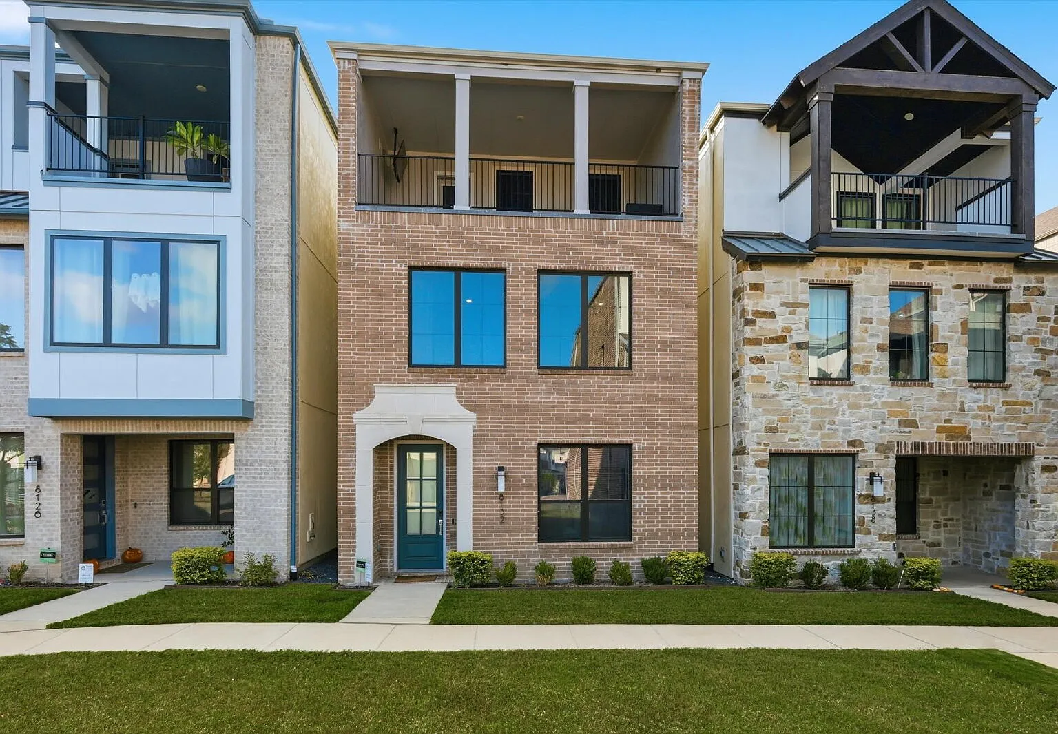 3 bed, 2.5 bath, 2416 sqft, $4,100 — Photo 2