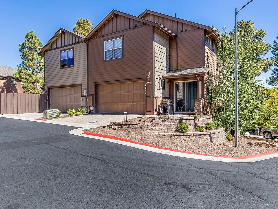 2490 W Clement Cir