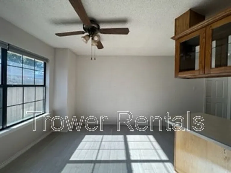 3913 Lyndale Dr — Photo 9