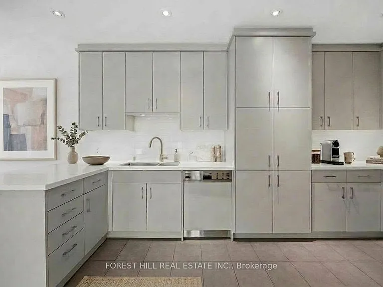 52 Shaftesbury Ave — Photo 5