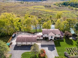 909 Nippersink Rd, Spring Grove, IL 60081