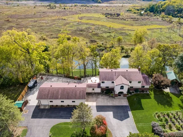 909 Nippersink Rd, Spring Grove, IL 60081