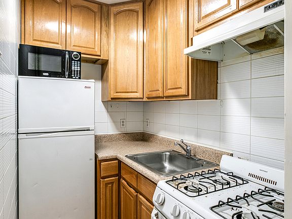 3rd image of 172 E 61st St APT 2b